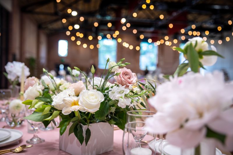 Composition florale centre de table mariage interflora