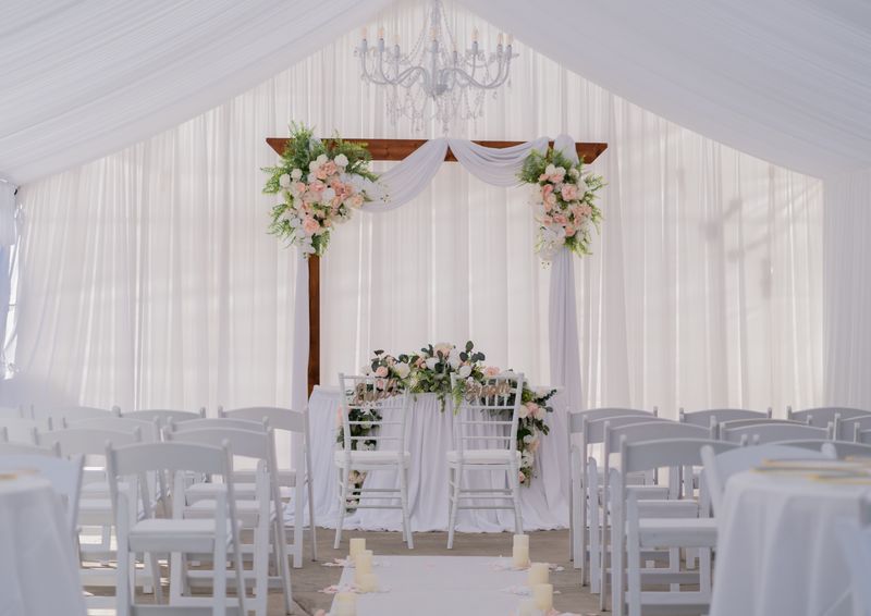 Décoration florale mariage arche fleurs blanches interflora